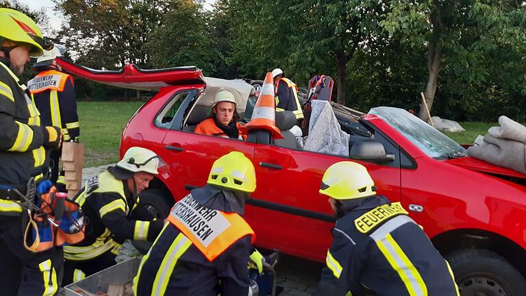Wittershäuser Floriansjünger bei einer ihrer zahlreichen Übungen. Hier auf dem Foto stellte man realistisch das Bergen von Unfallopfern, unter anderem mit Hilfe und Einsatz des Rettungsspreizers nach.       -  Wittershäuser Floriansjünger bei einer ihrer zahlreichen Übungen. Hier auf dem Foto stellte man realistisch das Bergen von Unfallopfern, unter anderem mit Hilfe und Einsatz des Rettungsspreizers nach.