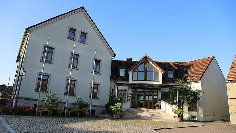 Das Gebäude mit seiner besonderen architektonischen Charakteristik wurde 1987 errichtet und umfasst 840 Quadratmeter Wohnfläche auf mehreren Stockwerken. Wie es mit dem Verkauf weitergeht, wird der Gemeinderat demnächst entscheiden. Das Gebäude mit seiner besonderen architektonischen Charakteristik wurde 1987 errichtet und umfasst 840 Quadratmeter Wohnfläche auf mehreren Stockwerken. Wie es mit dem Verkauf weitergeht, wird der Gemeinderat demnächst entscheiden.