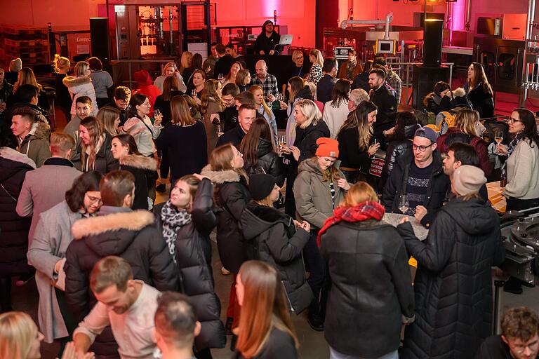 Viele junge Menschen tanzten am Samstag bei der Nacht der offenen Weinkeller beim sogenannten Keller-Groove im Juliusspital. Viele junge Menschen tanzten am Samstag bei der Nacht der offenen Weinkeller beim sogenannten Keller-Groove im Juliusspital. 