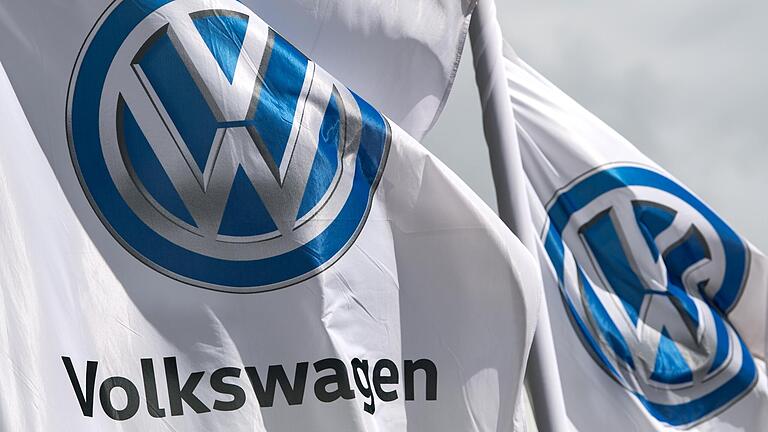 Flaggen mit dem VW-Logo vor dem Werk von Volkswagen. Das OLG München hält Ansprüche von VW-Kunden für verjährt.