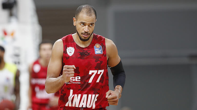 Alex King ballt die Faust. Auch in der kommenden Saison will der Routinier mit s. Oliver Würzburg in der Bundesliga jubeln. Alex King ballt die Faust. Auch in der kommenden Saison will der Routinier mit s. Oliver Würzburg in der Bundesliga jubeln.