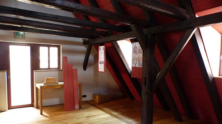 Das Schmuckkästchen im Dachgeschoss: In dem Raum ist das 500 Jahre alte Fachwerk sichtbar.