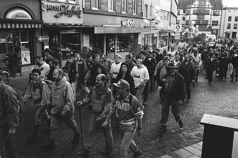 Start am Marktplatz. Gewerkschafter auf dem Weg nach Bonn.