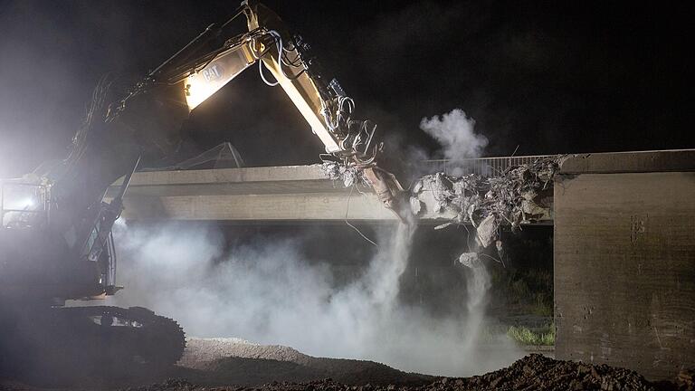 Brachialer Einsatz unter Zeitdruck: In der Nacht zum Sonntag wurden auf der A 3 zwei Brücken neu gesetzt und eine abgerissen.