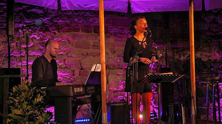 Mit Irmi Haager und Alexander Wienand waren zwei brillante junge Musiker bei der Reihe &bdquo;Musik in Historischen Häusern und Höfen&ldquo; im Hof der Karlstadter Polizeiinspektion zu Gast.