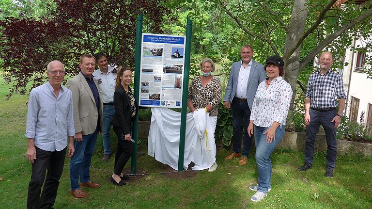 Auf der Schwimmbadterrasse des Waldhotels Polisina wurde die zehnte Informationstafel zum Gnodstadter Dreieck enthüllt; von links Marktbreits Bürgermeister Harald Kopp, Ochsenfurts Bürgermeister Peter Juks, Gerrit Himmelsbach vom Unterfränkischen Institut für Kulturlandschaftsforschung an der Universität Würzburg, Hoteldirektorin Daniela Michel, Property Managerin Ursula Junker, Landrat Thomas Eberth, Gästeführerin Waltraud Hegwein und Frickenhausens Bürgermeister Günther Hofmann. Auf der Schwimmbadterrasse des Waldhotels Polisina wurde die zehnte Informationstafel zum Gnodstadter Dreieck enthüllt; von links Marktbreits Bürgermeister Harald Kopp, Ochsenfurts Bürgermeister Peter Juks, Gerrit Himmelsbach vom Unterfränkischen Institut für Kulturlandschaftsforschung an der Universität Würzburg, Hoteldirektorin Daniela Michel, Property Managerin Ursula Junker, Landrat Thomas Eberth, Gästeführerin Waltraud Hegwein und Frickenhausens Bürgermeister Günther Hofmann.