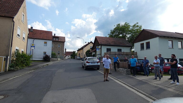 Der Zustand der Ortsdurchfahrt von Horhausen wurde schon mehrmals vom Gemeinderat in Augenschein genommen, wie dieses Archivbild zeigt. Aktuell ist angedacht, mit der Sanierung ein Jahr nach dem Dorfjubiläum, das 2023 stattfindet, zu beginnen.