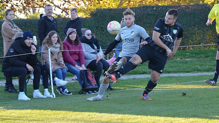 Ein symptomatischer Zweikampf: Yannick Reinhart vom TSV Forst (links) wird von Martin Müller (Oberschwarzach/Wiebelsberg) attackiert. Spielerische Höherpunkte gab es im Bezirksliga-Spitzenspiel nur wenige.&nbsp;