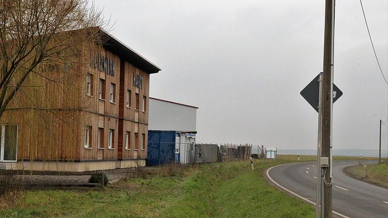 Auf dem Acker hinter dem Sägewerk Haidt (links) in Richtung Stephansberg soll auf einer Fläche von 84.000 Quadratmeter das neue Logistikzentrum der Firma Geis entstehen.