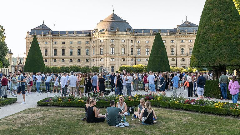 Am 30. Juni beginnt in Würzburg wieder das Hofgartenweinfest im Schatten der fürstbischöflichen Residenz. Alles, was Sie dazu wissen müssen, lesen Sie im Artikel.