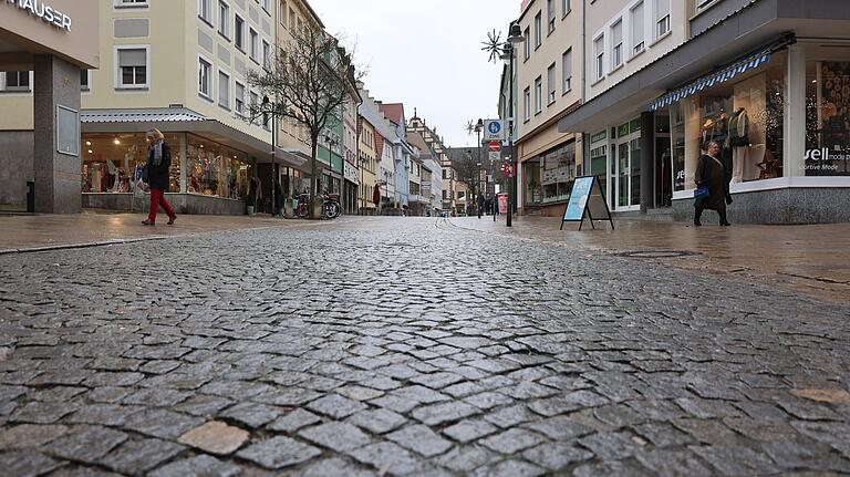 Der Belag in der Rückertstraße wird durch den Busverkehr beschädigt. Um die Einkaufsstraße künftig für den Schwerlastverkehr auszulegen, soll die Fahrbahn asphaltiert werden.