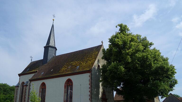 Mitten im Grünen liegt die Büttharder Kapelle.&nbsp;Sie wurde vor 400 Jahren der Gottesmutter Maria und dem Heiligen Laurentius geweiht.