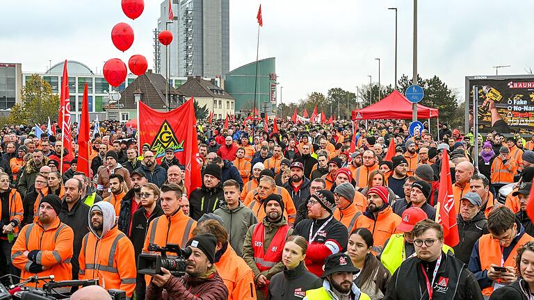 Tausende Beschäftigte der Unternehmen ZF, SKF, Bosch Rexroth und Schaeffler gingen am Mittwoch in Schweinfurt auf die Straße. Ihre Forderungen: keine weiteren Stellenstreichungen und höhere Löhne.