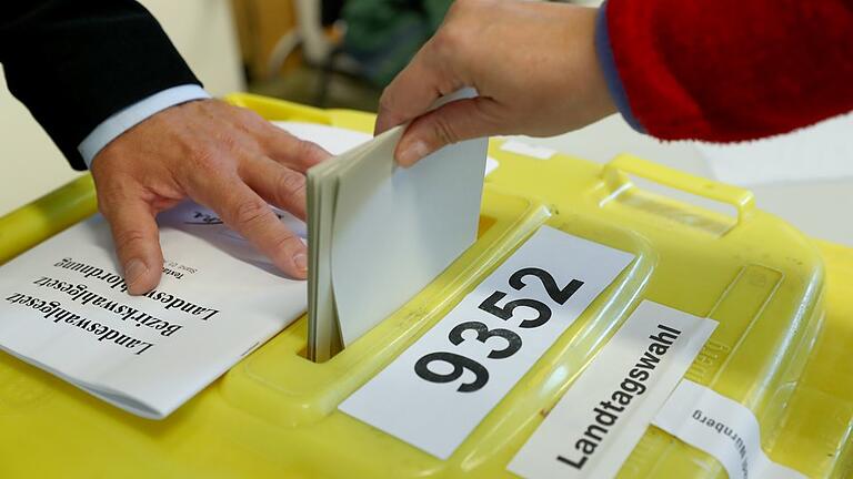 Landtagswahl in Bayern       -  Ein Wähler gibt in Nürnberg seine Stimme ab.