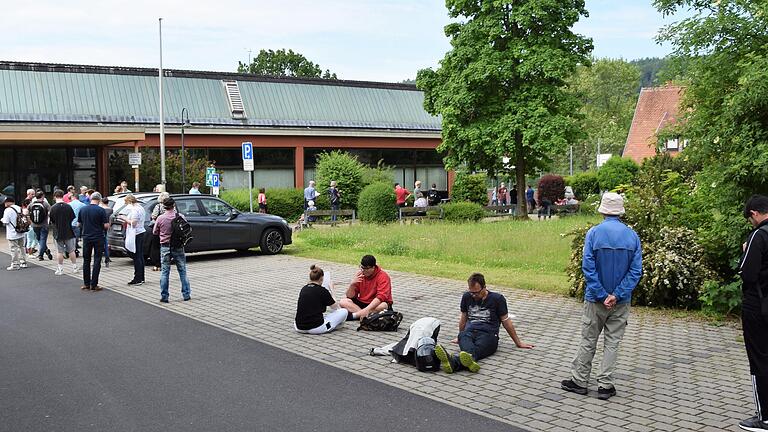 Zeitweise bis zu 300 Menschen warteten am Freitag in Lohr zeitgleich auf den Einlass ins Impfzentrum in der Spessarttorhalle. Die Schlange führte sogar um die Berufsschule herum bis zur Turnhalle Weisenau.