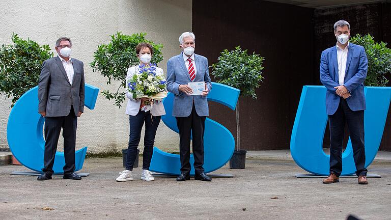 Mit der Goldenen Ehrenraute zeichnete die CSU beim Bezirksparteitag in Sömmersdorf den früheren Wirtschaftsminister Michael Glos aus. Im Bild (von links) der wiedergewählte Bezirksvorsitzende Gerhard Eck, Ilse und Michael Glos sowie CSU-Chef Markus Söder.