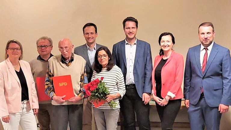 Von links nach rechts: SPD-Kreisvorsitzende Martina Braum, die Geehrten Theo Laugsch (45 Jahre), Andreas Engert (65 Jahre) und Lydia Bünner (50 Jahre), dahinter Landrat Florian Töpper, die Vorsitzenden Holger Schmitt und Marie Arnold sowie Schonungens Bürgermeister Stefan Rottmann.