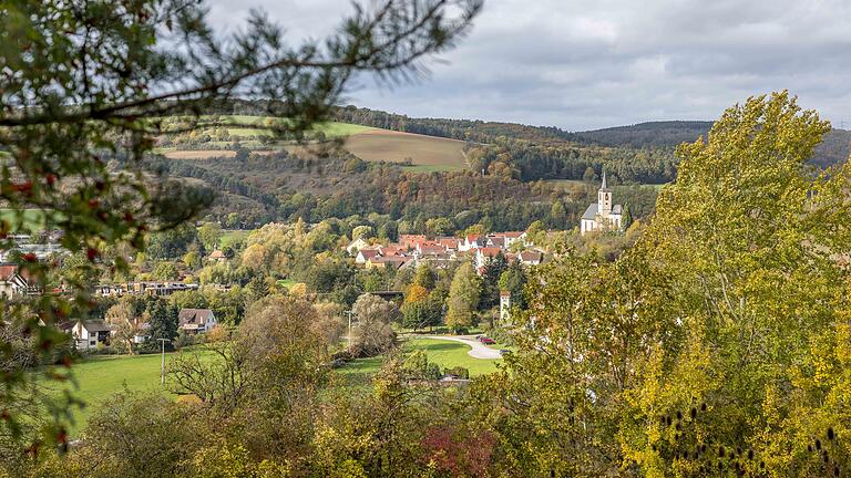 Unterwegs auf den Spuren des Frühmessers: Die kleine Wandertour im Landkreis Main-Spessart bietet immer wieder verschiedene Ausblicke auf Eußenheim.&nbsp;