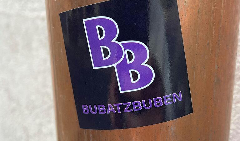 Die Sticker der Bubatzbuben finden sich an vielen Stellen im Karlstadter Raum und darüber hinaus. Die Sticker der Bubatzbuben finden sich an vielen Stellen im Karlstadter Raum und darüber hinaus.