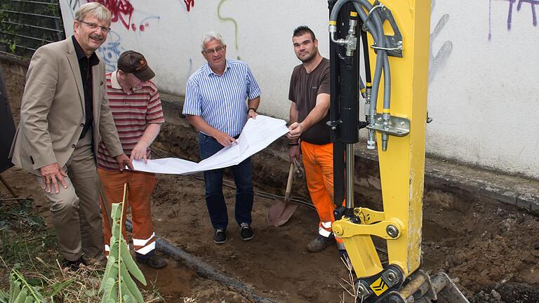 Gefahr erkannt, Gefahr bald gebannt: Der Fußweg zwischen Randersackerer und Friedrich-Spee-Straße in der Sanderau wird mit einer Betonplatte im Untergrund abgestützt werden. Derzeit finden die dafür erforderlichen Bodenarbeiten statt. (von links) Baureferent Christian Baumgart, Udo Stumpf, Leitender Baudirektor Jörg Roth und Johannes Krapf. Foto: Claudia Lother Gefahr erkannt, Gefahr bald gebannt: Der Fußweg zwischen Randersackerer und Friedrich-Spee-Straße in der Sanderau wird mit einer Betonplatte im Untergrund abgestützt werden. Derzeit finden die dafür erforderlichen Bodenarbeiten statt. (von links) Baureferent Christian Baumgart, Udo Stumpf, Leitender Baudirektor Jörg Roth und Johannes Krapf. Foto: Claudia Lother