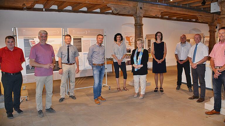 Im Museum Schranne in Bad Königshofen ist bis 30. September die Ausstellung Wahnsinn, Wende, Wiedervereinigung - Aufbruch und Begegnungen in den Grenzkreisen Meiningen und Rhön-Grabfeld&quot; zu sehen. Am Mittwochabend wurde sie im Beisein von Gästen aus Franken und Thüringen eröffnet. Unser Bild zeigt von links: SPD Kreisrat René van Eckert, MdL Steffen Vogel, Florian Büchel (stellvertretender Bürgermeister der Gemeinde Grabfeld), Bürgermeister Thomas Helbling, MdL Janine Merz, Kreisarchivarin Angelika Hoyer, stellvertretende Landrätin Susanne Reum, Museumsleiter Andreas Rottmann, Landrat Thomas Habermann und Wolfgang Sontag, Beigeordneter der Stadt Römhild.