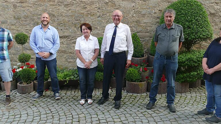 Gewählt und geehrt bei der SRK Neuses am Berg (von links): Volker Drescher, Thomas Henneberger, Maria und Wilhelm Köhler, Ernst Prappacher und Manuela Schimmel.