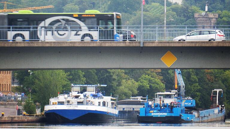 Die Maxbrücke in Schweinfurt muss abgerissen und neu gebaut werden. Ein schwieriges Unterfangen, denn der Schiffsverkehr sollte ebenso wenig behindert werden, wie ein schneller Neubau für die Verkehrsverbindung Richtung Innenstadt wichtig ist.