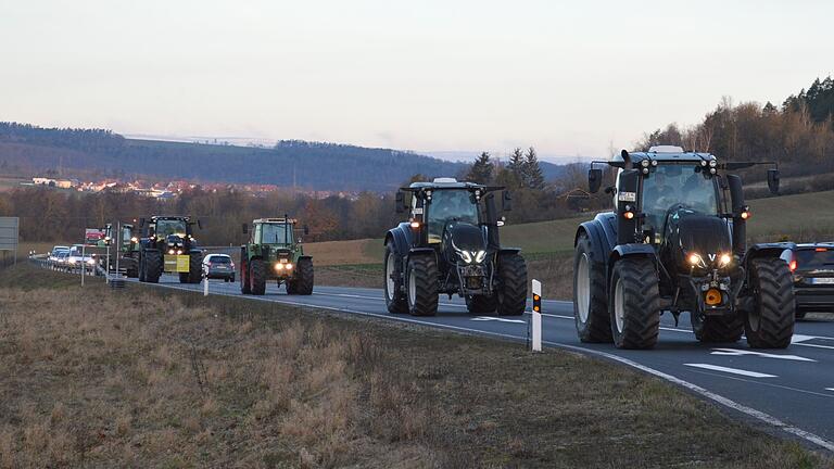 Das ging vermutlich so manchem Autofahrer am Morgen auf dem Weg zur Arbeit ganz schön auf den Keks: Die Landwirte fuhren mehrfach am Tag mit ihren Traktoren zwischen Burglauer und Bad Neustadt hin und her - natürlich im Schneckentempo, um auf sich und ihre Anliegen aufmerksam zu machen. Das ging vermutlich so manchem Autofahrer am Morgen auf dem Weg zur Arbeit ganz schön auf den Keks: Die Landwirte fuhren mehrfach am Tag mit ihren Traktoren zwischen Burglauer und Bad Neustadt hin und her - natürlich im Schneckentempo, um auf sich und ihre Anliegen aufmerksam zu machen.