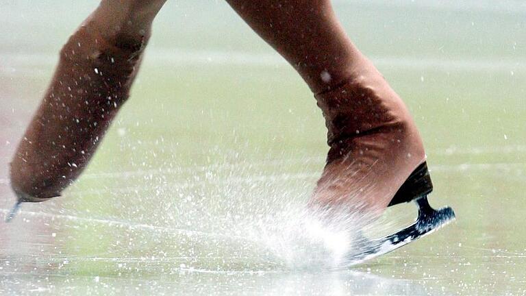 Eiskunstlauf-WM in Moskau oder Turku - Im Moment macht der Eislauf in Bad Kissingen Pause. Die Saison der Eissporthalle ist zu Ende. Ob sie zu Beginn der nächsten Saison wieder aufgemacht wird, steht noch nicht fest. Die Stadt Bad Kissingen verhandelt mit Investoren über einen Verkauf. Eiskunstlauf-WM in Moskau oder Turku - Im Moment macht der Eislauf in Bad Kissingen Pause. Die Saison der Eissporthalle ist zu Ende. Ob sie zu Beginn der nächsten Saison wieder aufgemacht wird, steht noch nicht fest. Die Stadt Bad Kissingen verhandelt mit Investoren über einen Verkauf.