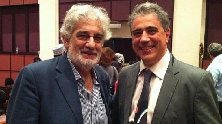 Fernando Fracassi arbeitete im Sultanat Oman auch mit dem Opernsänger und Dirigenten Placido Domingo zusammen. Fernando Fracassi arbeitete im Sultanat Oman auch mit dem Opernsänger und Dirigenten Placido Domingo zusammen.