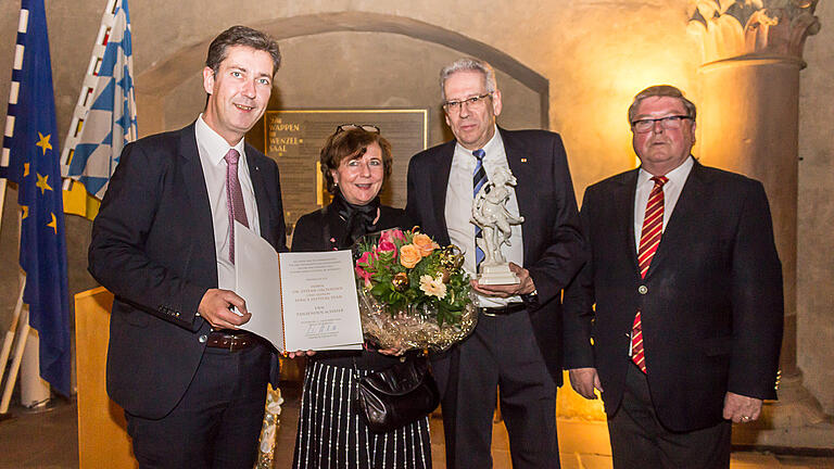 Oberbürgermeister Christian Schuchardt (links) überreichte Stefan Oschmann (zweiter von rechts mit Frau) den Tanzenden Schäfer. Rechts Bürgermeister Adolf Bauer.