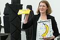 Julia Weimar, wissenschaftliche Mitarbeiterin, mit dem Festprogramm fürs Wochenende