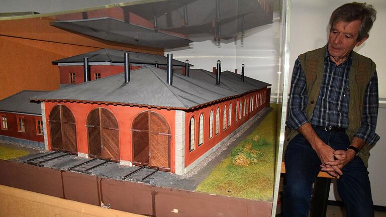Wurde einst für das „Unterfränkische Bezirksmuseum für Verkehr“ in Gemünden geschaffen: das Modell des Lokschuppens im so genannten preußischen Bahnhof in Gemünden, hier mit Reinhold Weber, dem Chef der Modellbahner vom Film-, Photo-, Ton-Museumsverein. Wurde einst für das „Unterfränkische Bezirksmuseum für Verkehr“ in Gemünden geschaffen: das Modell des Lokschuppens im so genannten preußischen Bahnhof in Gemünden, hier mit Reinhold Weber, dem Chef der Modellbahner vom Film-, Photo-, Ton-Museumsverein.