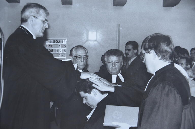 Im Juli 1995 wurde Michael Nachtrab feierlich mit seiner Ordination vom Oberkirchenrat Ernst Bezzel (links) zum Pfarrer der Kirchengemeinde Partenstein geweiht. An seiner Seite Dekan Michael Wehrwein. Im Juli 1995 wurde Michael Nachtrab feierlich mit seiner Ordination vom Oberkirchenrat Ernst Bezzel (links) zum Pfarrer der Kirchengemeinde Partenstein geweiht. An seiner Seite Dekan Michael Wehrwein.