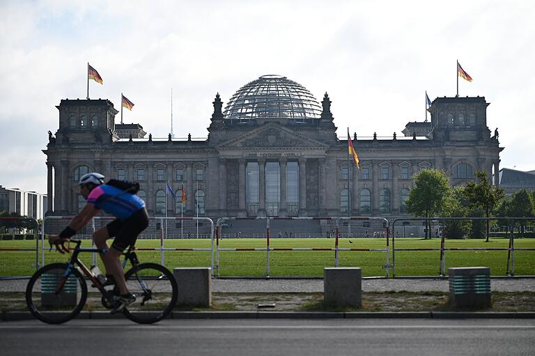 Der Bundestag tagt im Berliner Reichstagsgebäude. Der Bundestag tagt im Berliner Reichstagsgebäude.