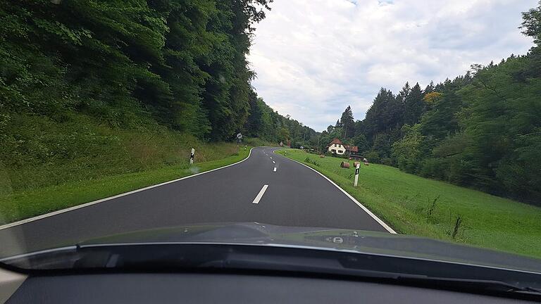 Auf der Kreisstraße 2879 zwischen Boxtal und Wessental wird auf Höhe der Blankenmühle die Geschwindigkeitsbegrenzung auf 70 Kilometern pro Stunde über die Ausfahrtsbereiche der Wohngebäude hinweg verlängert.