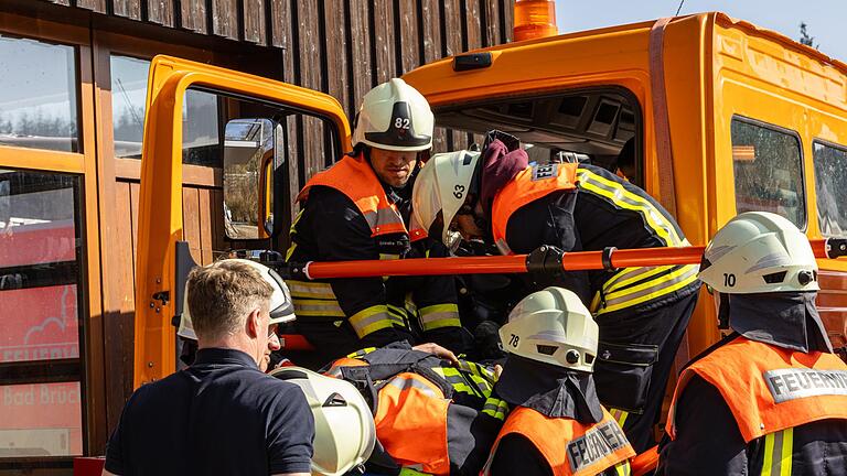 Der Fahrer des Lkw wird geborgen.       -  Der Fahrer des Lkw wird geborgen.