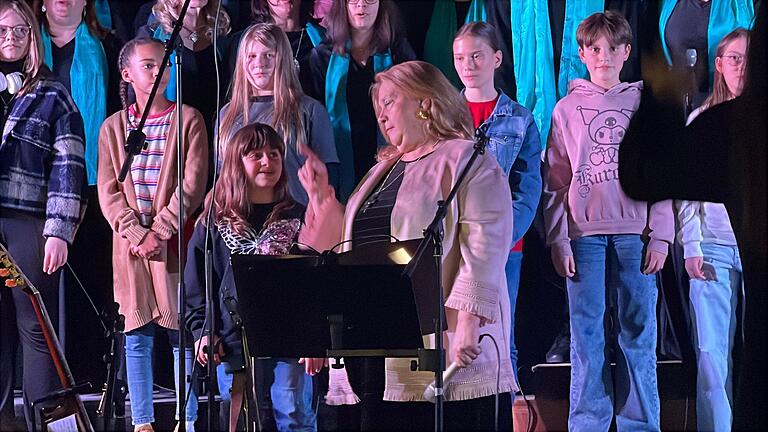 Kathy Kelly singt sehr empathisch mit den Kindern des Schulchores