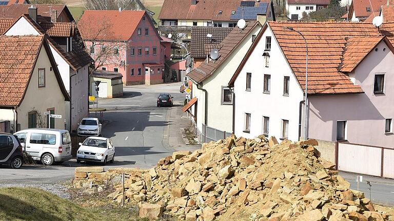 Harsche Kritik musste Hollstadts Bürgermeister Georg Menninger bei der Bürgerversammlung für Wargolshausen und Junkershausen einstecken, weil er über die Finanzierung von Arbeiten zur Dorfverschönerung in Wargolshausen nur die halbe Wahrheit gesagt haben soll. Harsche Kritik musste Hollstadts Bürgermeister Georg Menninger bei der Bürgerversammlung für Wargolshausen und Junkershausen einstecken, weil er über die Finanzierung von Arbeiten zur Dorfverschönerung in Wargolshausen nur die halbe Wahrheit gesagt haben soll.