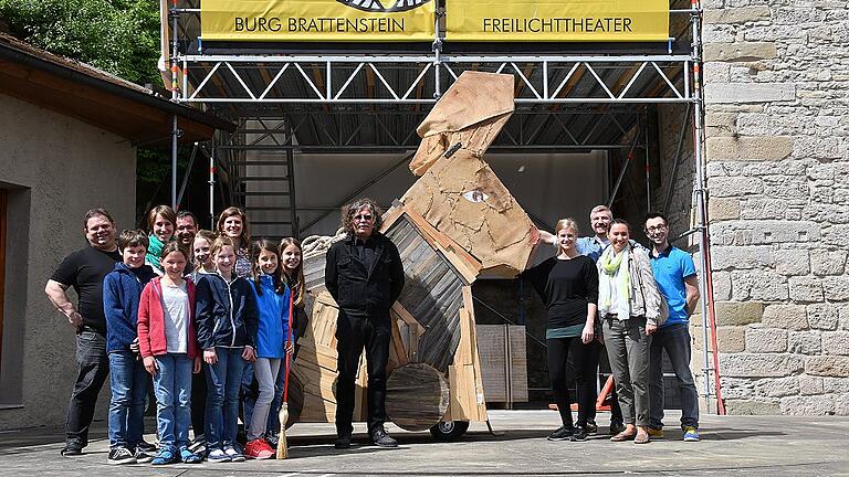 Intendant Knut Weber (Mitte) mit seinem Team und Darstellern der Kinderfestspiele vor dem Killerkaninchen, das im Musical &bdquo;Spamelot&ldquo; eine Rolle spielt.