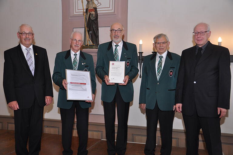 Ehrung (von links): Vizepräsident Hubert Heffele, Wolfgang Paetow, Bertold Keller, Herbert Vierneisel und Wolfgang Runge (stellvertretender Vorsitzender des Sängerbundes Badisch-Franken)