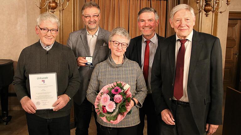 Die Stadt Volkach würdigte am Montag im Schelfenhaus ehrenamtliche Leistungen. Mit der silbernen Brückenmedaille zeichnete Bürgermeister Peter Kornell (Zweiter von rechts) Hans Mohr, Reiner Hertlein, Carola Peterwitz und Rüdiger Kuhn (von links) aus.