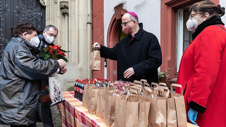 38 Gäste und 15 Helfer feiern am Samstag in der Marienkapelle in Würzburg mit der Gemeinschaft Sant'Egidio Weihnachten. Bischof Franz Jung ließ es sich nach seinem Gottesdienst im Dom nicht nehmen, auch die Menschen in der Marienkapelle zu besuchen.