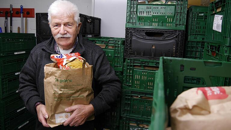 Manfred Seigner im Lager der Tafel. Weil weniger Spenden kommen und es gleichzeitig mehr Bedürftige gibt, kommen die Helfer einmal mehr an Grenzen.