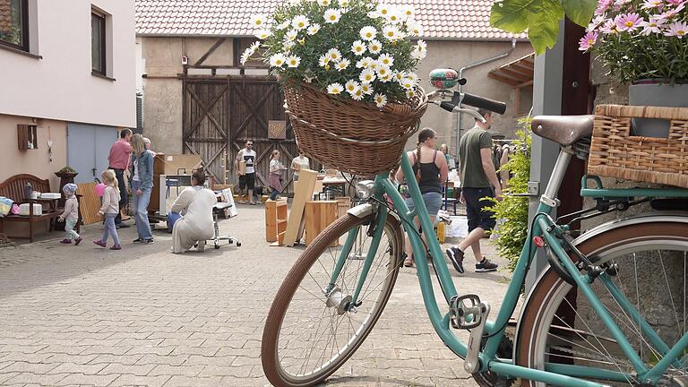 Der 1. Eichelsdorfer Dorfflohmarkt lockte am Sonntag zahlreiche Besucherinnen und Besucher in den Haßberge-Ort. Kein Wunder, denn Dorfflohmärkte liegen aktuell stark im Trend.