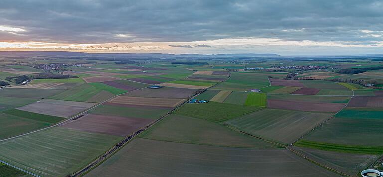 Die Wahrscheinlichkeit ist hoch, dass sich hier demnächst Windräder drehen werden. Nicht klar ist auf welchem Grundstück genau. Blick über die alte Bahntrasse von Gerolzhofen nach Süden. Hinten rechts befindet sich Lülsfeld, der Ortsteil Schallfeld ist links zu sehen. Die Wahrscheinlichkeit ist hoch, dass sich hier demnächst Windräder drehen werden. Nicht klar ist auf welchem Grundstück genau. Blick über die alte Bahntrasse von Gerolzhofen nach Süden. Hinten rechts befindet sich Lülsfeld, der Ortsteil Schallfeld ist links zu sehen.