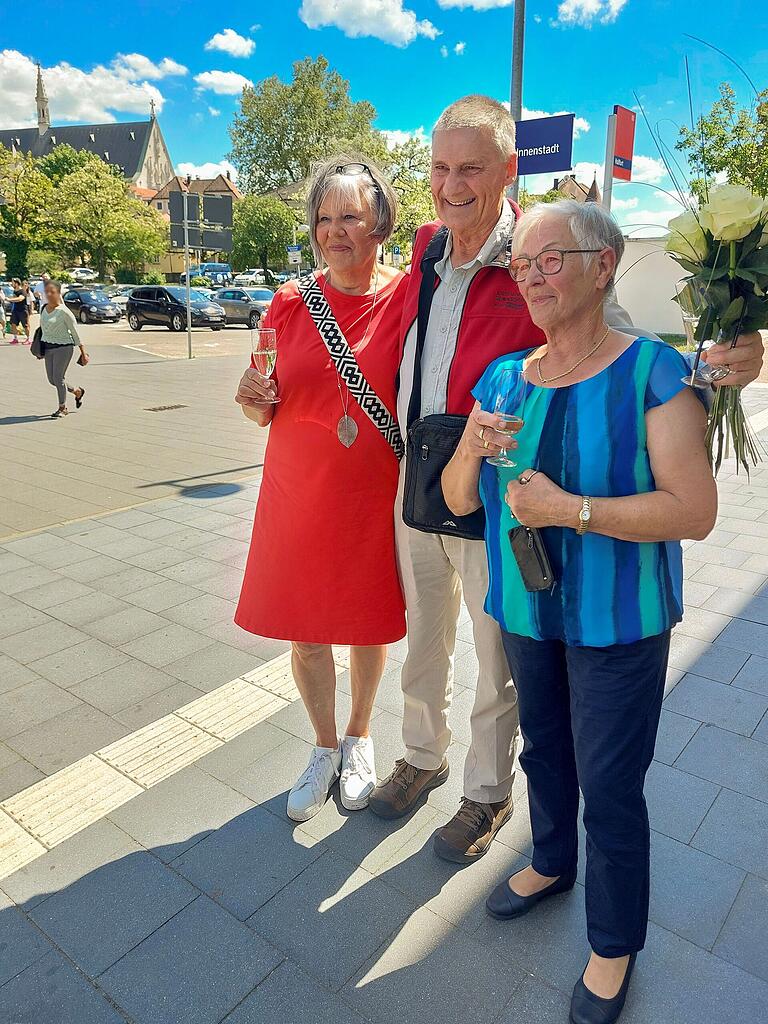 Seine Cousinen Erika Koch und Marianne Heurung nahmen James Dziedzic Mitte Mai am Bahnhof in Haßfurt in Empfang.