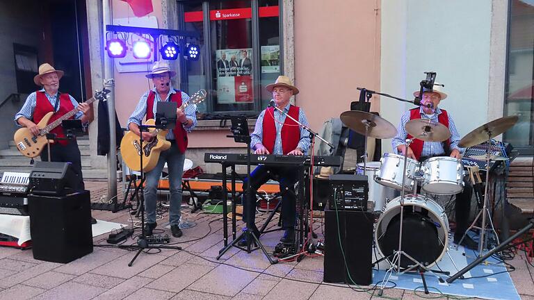 Die vier Musiker Gerhard Kirchner, Edgar Enders, Otto Seifert und Bernhard Eisenmann der Oldies gaben alles. Und dabei sah man ihnen die Freude an der Musik an, sie hatten immer ein Lächeln auf den Lippen.