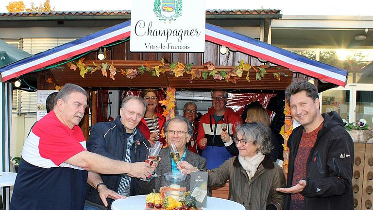 Das Partnerschaftkomitee bot Champagner aus der französischen Partnerstadt Vitry-Le-François an, mit dabei die beiden Vorsitzenden Alain Bouland (Dritter von links) und Mike Kinzie (links).