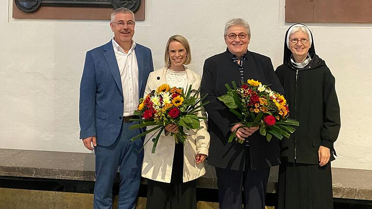 Der Ministerialbeauftragte für die Realschulen in Unterfranken, Marcus Ramsteiner und Oberin Sr. Katharina Merz (OSU) beglückwünschen Hildegard Carl (3. von links) und Christina Erk zu ihren neuen Aufgaben.